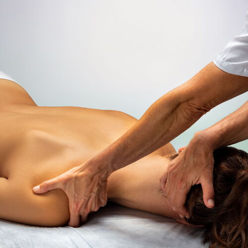 Therapeutische Massagen Dehnung Trapezius