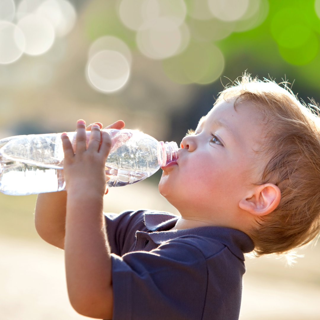 kleiner Junge trinkt gesundes Wasser